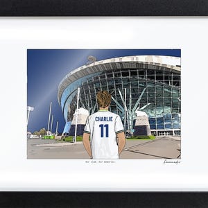 Puede incluir: Una ilustraci&oacute;n digital enmarcada muestra a una persona de espaldas con una camiseta blanca con el nombre CHARLIE y el n&uacute;mero 11 en azul, frente a un gran estadio. El texto Our club. Our memories. aparece bajo la imagen.
