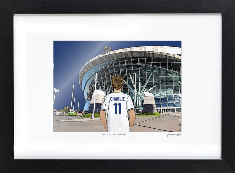 Puede incluir: Una ilustraci&oacute;n digital enmarcada muestra a una persona de espaldas con una camiseta blanca con el nombre CHARLIE y el n&uacute;mero 11 en azul, frente a un gran estadio. El texto Our club. Our memories. aparece bajo la imagen.
