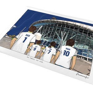 Puede incluir: Una impresi&oacute;n de ilustraci&oacute;n digital que muestra a cuatro personas de espaldas con camisetas de f&uacute;tbol blancas con nombres y n&uacute;meros, frente a un gran estadio. El texto dice "Our family. Our club." y "fanoramaArt" est&aacute; firmado.