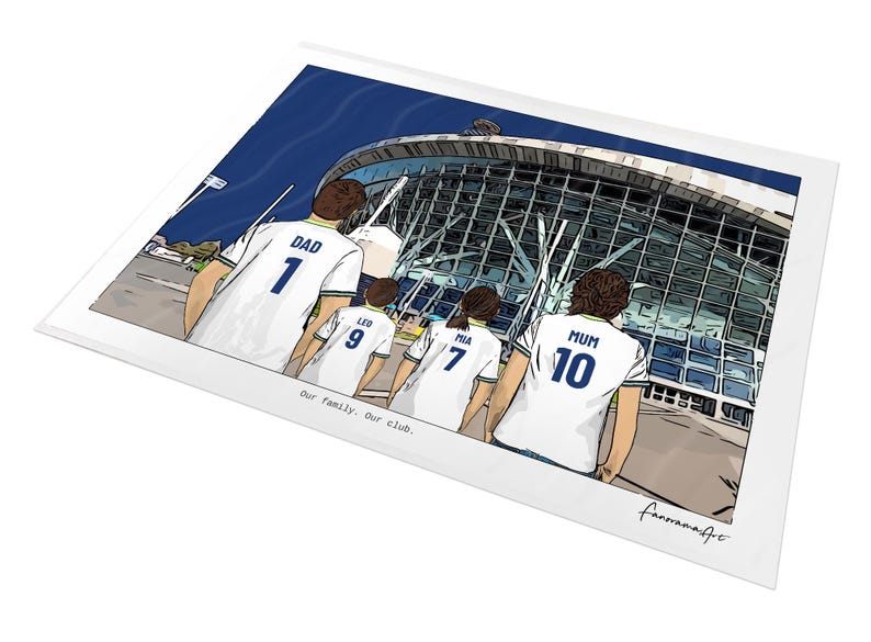 Puede incluir: Una impresi&oacute;n de ilustraci&oacute;n digital que muestra a cuatro personas de espaldas con camisetas de f&uacute;tbol blancas con nombres y n&uacute;meros, frente a un gran estadio. El texto dice "Our family. Our club." y "fanoramaArt" est&aacute; firmado.