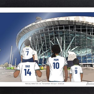 Puede incluir: Una ilustraci&oacute;n digital enmarcada de cuatro personas frente al Tottenham Hotspur Stadium. Las personas visten camisetas blancas con n&uacute;meros y nombres en azul: DAD 14, MAX 7, MUM 10 y AVA 9. El texto inferior dice: Making memories at Tottenham Hotspur Stadium.