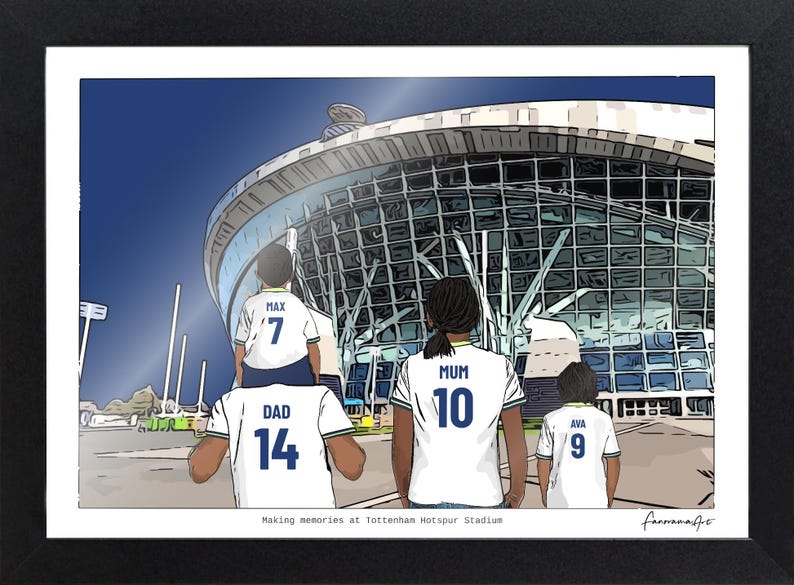 Puede incluir: Una ilustraci&oacute;n digital enmarcada de cuatro personas frente al Tottenham Hotspur Stadium. Las personas visten camisetas blancas con n&uacute;meros y nombres en azul: DAD 14, MAX 7, MUM 10 y AVA 9. El texto inferior dice: Making memories at Tottenham Hotspur Stadium.