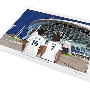 Puede incluir: Una impresi&oacute;n de ilustraci&oacute;n digital que muestra a dos personas de espaldas con camisetas blancas con los nombres ALEX 14 y SAM 7, frente al estadio Tottenham Hotspur. El texto dice Together at Tottenham Hotspur Stadium.