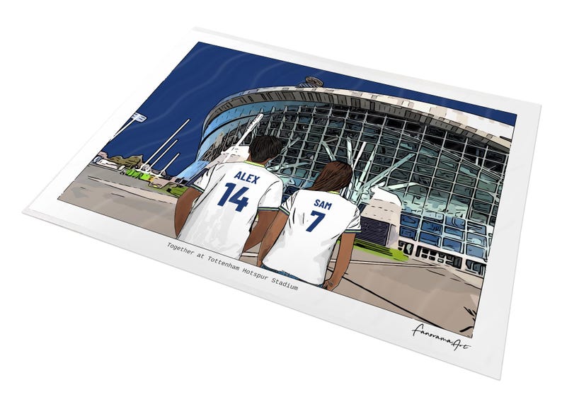 Puede incluir: Una impresi&oacute;n de ilustraci&oacute;n digital que muestra a dos personas de espaldas con camisetas blancas con los nombres ALEX 14 y SAM 7, frente al estadio Tottenham Hotspur. El texto dice Together at Tottenham Hotspur Stadium.