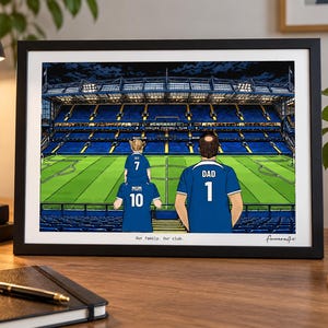 Puede incluir: Una ilustraci&oacute;n enmarcada de un estadio de f&uacute;tbol con tres personas con camisetas azules en las gradas. Las camisetas llevan las etiquetas Ivy 7, Mum 10 y Dad 1. El texto Our family. Our club. aparece en la parte inferior.