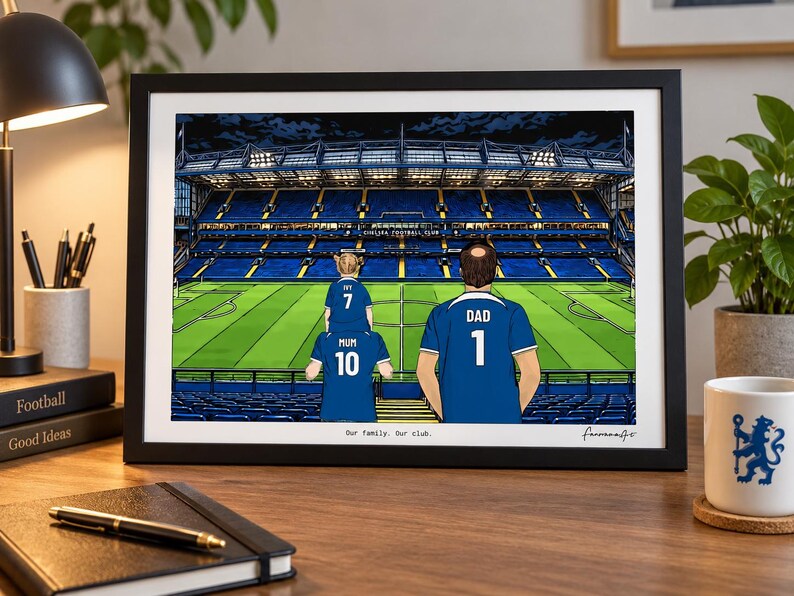 Puede incluir: Una ilustraci&oacute;n enmarcada de un estadio de f&uacute;tbol con tres personas con camisetas azules en las gradas. Las camisetas llevan las etiquetas Ivy 7, Mum 10 y Dad 1. El texto Our family. Our club. aparece en la parte inferior.