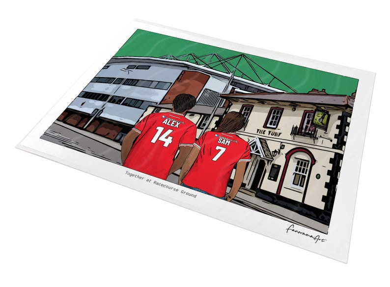Pu&ograve; includere: Una stampa con illustrazione digitale che mostra due persone che indossano maglie da calcio rosse con i nomi ALEX 14 e SAM 7 sul retro. Si trovano davanti a un edificio chiamato THE TURF e a uno stadio, con il testo Together at Racecourse Ground.