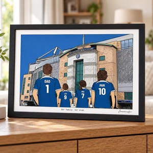 Puede incluir: Una ilustraci&oacute;n enmarcada de una familia de cuatro personas con camisetas de f&uacute;tbol azules con nombres y n&uacute;meros en la espalda, frente al estadio del Chelsea Football Club. El texto "Our family. Our club." aparece bajo la ilustraci&oacute;n.