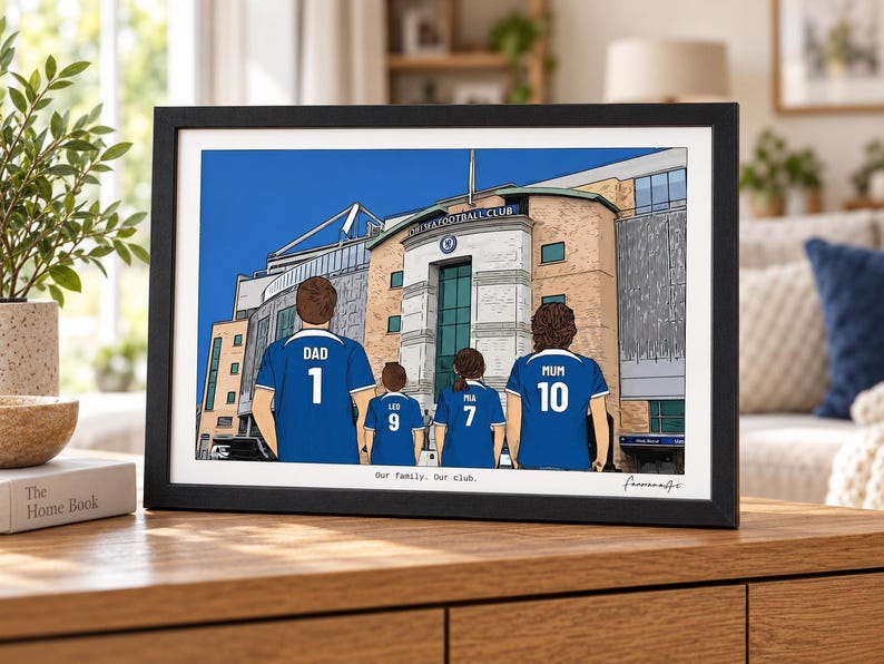 Puede incluir: Una ilustraci&oacute;n enmarcada de una familia de cuatro personas con camisetas de f&uacute;tbol azules con nombres y n&uacute;meros en la espalda, frente al estadio del Chelsea Football Club. El texto "Our family. Our club." aparece bajo la ilustraci&oacute;n.