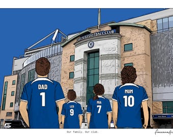 Puede incluir: Una ilustración digital de cuatro personas vistas desde atrás, vistiendo camisetas de fútbol azules con bordes blancos. Las camisetas dicen DAD 1, LEO 9, MIA 7 y MUM 10. Están frente al estadio del Chelsea Football Club. Texto: Our family. Our club.