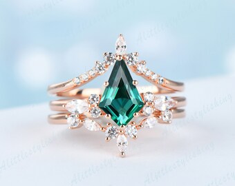 Kite Cut Emerald Engagement Ring Set 3pc Emerald Wedding Ring Set Marquise Moissanite Rings for Women Curve V Wedding Band Unique Bridal Set