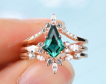Vintage Emerald Engagement Ring Three Ring Bridal Ring Set Kite Cut Emerald Moissanite Wedding Band Set Woman Curve Wedding Band 14K Gold