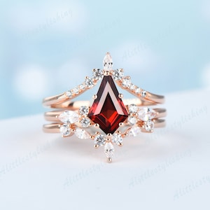 Vintage kite cut red garnet engagement rings for women garnet wedding ring set unique curve V wedding matching bands bridal ring set