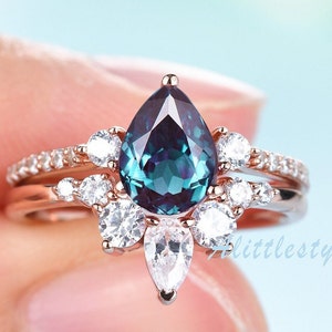 Vintage Alexandrite Wedding Ring Set Pear Shaped Engagement Ring Unique Moissanite Crown Curve Wedding Band Art Deco Alexandrite Bridal Set