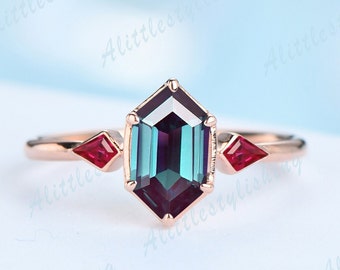 Puede incluir: Un anillo de oro rosa con una gran piedra de alexandrita de forma octogonal y dos piedras de rubí más pequeñas.