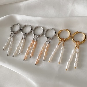 Clarissa Pearl Drop Huggies / Pendientes de aro colgantes con perlas de agua dulce de oro y plata / Joyería de acero inoxidable