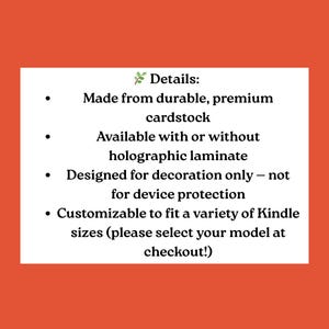 Pu&ograve; includere: Scheda rettangolare bianca con testo nero su sfondo arancione. Il testo recita: "Dettagli: Realizzato in cartoncino resistente e di alta qualit&agrave;. Disponibile con o senza laminatura olografica. Progettato solo per la decorazione, non per la protezione del dispositivo. Personalizzabile per adattarsi a una variet&agrave; di dimensioni Kindle."