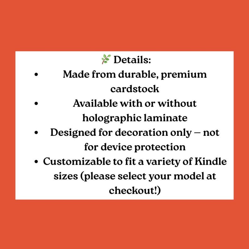 Pu&ograve; includere: Scheda rettangolare bianca con testo nero su sfondo arancione. Il testo recita: "Dettagli: Realizzato in cartoncino resistente e di alta qualit&agrave;. Disponibile con o senza laminatura olografica. Progettato solo per la decorazione, non per la protezione del dispositivo. Personalizzabile per adattarsi a una variet&agrave; di dimensioni Kindle."