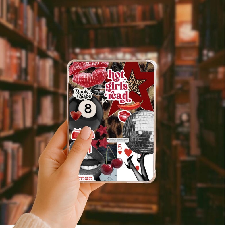 Pu&ograve; includere: Custodia per telefono trasparente con un design a collage. Presenta labbra rosse, una palla da discoteca, una stella e il testo "hot girls read". Altri elementi includono una palla da biliardo, ciliegie e carte da gioco.