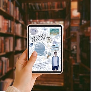 Peut inclure: Une tablette dans un étui transparent, affichant un collage bleu et blanc. Le design comprend du texte tel que "Team Conrad" et "We'll Always Have Summer", ainsi que des illustrations de coquillage, ours, Tour Eiffel et autres éléments estivaux.
