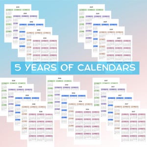 Op de afbeelding: Een verzameling gedrukte kalenders voor vijf jaar, waarbij de kalender van elk jaar op een apart vel wordt weergegeven. De kalenders zijn in stapels gerangschikt, met de jaren 2026, 2027, 2028, 2029 en 2030 zichtbaar. De tekst "5 YEARS OF CALENDARS" wordt weergegeven.