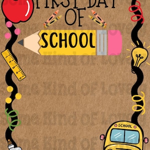 Può includere: Un cartello rettangolare con sfondo in carta marrone e bordo nero ondulato. Presenta il testo FIRST DAY OF SCHOOL, una mela rossa, pastelli, una matita gialla, un righello, forbici, una lampadina, colla e uno scuolabus giallo.