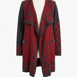 Puede incluir: C&aacute;rdigan largo abierto en rojo y gris. El su&eacute;ter presenta un patr&oacute;n geom&eacute;trico y dos bolsillos delanteros. Las mangas y el cuello son grises, mientras que el cuerpo es rojo con un dise&ntilde;o de diamantes repetido. Se ven dos botones decorativos.
