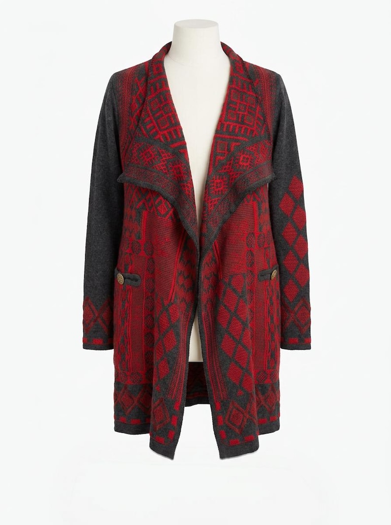 Puede incluir: C&aacute;rdigan largo abierto en rojo y gris. El su&eacute;ter presenta un patr&oacute;n geom&eacute;trico y dos bolsillos delanteros. Las mangas y el cuello son grises, mientras que el cuerpo es rojo con un dise&ntilde;o de diamantes repetido. Se ven dos botones decorativos.