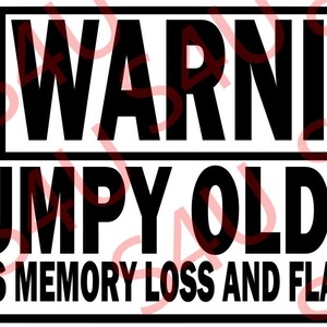 Può includere: Segnale di avvertimento in bianco e nero con un teschio e ossa incrociate. Il cartello recita "WARNING GRUMPY OLD GIT CONTAINS MEMORY LOSS AND FLATULENCE".