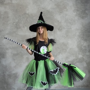 Witch Costume in green: Adult Halloween Delight