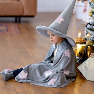 Zauberer Kostüm für Kinder, Cape Set mit Hut und Zauberstab. Bild 6