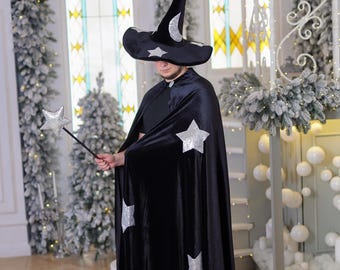 Set Costume Da Mago Per Adulti – 5 Pezzi: Mantello Con Cappuccio, Bacchetta, Sciarpa, Cravatta E Occhiali – Per Halloween E Cosplay - 4