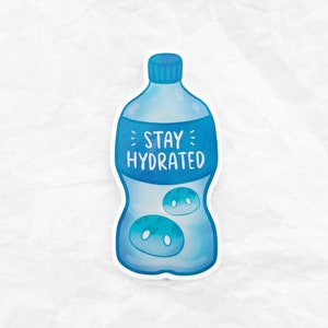 Puede incluir: Una pegatina azul claro con forma de botella de agua. La pegatina tiene las palabras "STAY HYDRATED" en texto blanco sobre una etiqueta azul. Dos gotas de agua azules están en la parte inferior de la botella. La pegatina está sobre un fondo blanco texturizado.