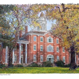 Peut inclure: Un bâtiment en briques rouges avec des colonnes blanches et un dôme blanc au sommet. Le bâtiment est entouré d'arbres aux feuilles vertes et jaunes. Le texte "Allegheny College Bentley Hall" est en bas de l'image.