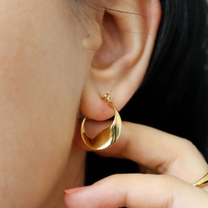 18K Gold Stainless Steel Smooth Twisted Hoop Earrings For Women Daily WATERPROOF Earrings Non Tarnish Jewelry Water Resistant Earrings Gift