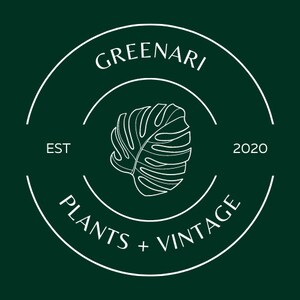 Pode incluir: Logotipo branco sobre fundo verde escuro com um c&iacute;rculo contendo o texto "GREENARI PLANTS + VINTAGE EST 2020" e uma folha de monstera branca estilizada no centro.