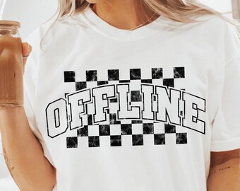 Peut inclure: T-shirt blanc avec un motif à carreaux noir et blanc et le mot "OFFLINE" en texte noir.