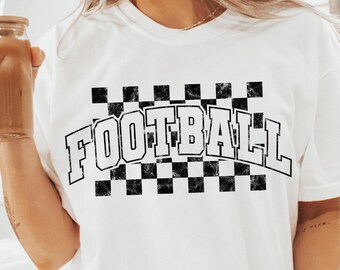 Peut inclure: T-shirt blanc avec un motif à carreaux noir et blanc et le mot "FOOTBALL" dans une police de caractères vintage.