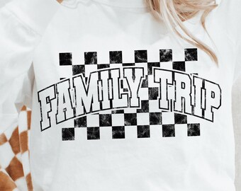 Peut inclure: Sweat-shirt blanc à manches longues avec un motif à carreaux noir et blanc et le texte "FAMILY TRIP" dans une police de caractères vintage.