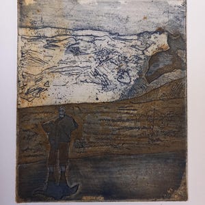 Peut inclure: Une gravure en noir et blanc d'un paysage avec une figure debout au premier plan. Le paysage est une série de collines et de vallées, avec un ciel nuageux au-dessus. La figure porte un manteau et un chapeau, et tient un bâton. La gravure est signée "A/P" et "Omaima" en bas à gauche, et "Poppyfloor" en bas à droite.