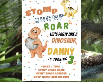 Puede incluir: Una tarjeta de invitación blanca con temática de dinosaurios. La tarjeta presenta el texto "STOMP CHOMP ROAR" y "LET'S PARTY LIKE A DINOSAUR". También incluye el nombre "DANNY" y el número "3". Ilustraciones de acuarela de dinosaurios y triángulos coloridos decoran la tarjeta.