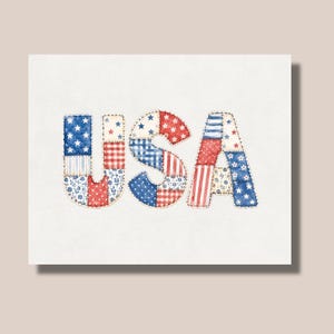 Puede incluir: Una impresión en acuarela de la palabra "USA" en un diseño de patchwork. Las letras están llenas de patrones de estrellas, rayas y estampados florales en rojo, blanco y azul, evocando un tema patriótico.