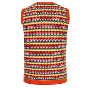 K&ouml;nnte beinhalten: Eine &auml;rmellose Strickweste mit einem bunten Streifenmuster in den Farben Orange, Rot, Gr&uuml;n, Blau und Wei&szlig;.