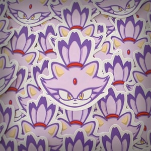 Puede incluir: Una colección de pegatinas con un personaje de dibujos animados con cara de gato, pelaje morado y ojos amarillos. El personaje está sobre un fondo morado claro. Las pegatinas tienen un borde blanco y un diseño floral.