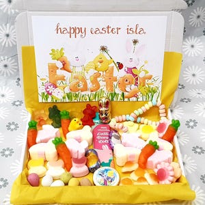 Bonita caja de regalo personalizada de Pascua con dulces y chocolates, pollitos, huevos y conejito.