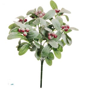 Könnte beinhalten: Ein Zweig künstlicher Mistel mit grünen Blättern und roten Beeren. Die Blätter haben ein gefrostetes Aussehen, und die Beeren sind gruppiert. Der Stiel ist dunkelgrün, vor weißem Hintergrund.