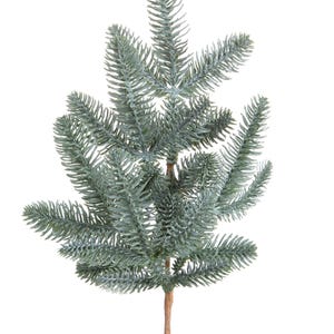 Puede incluir: Una rama artificial de hoja perenne con agujas verde azulado y un tallo marrón. La rama está diseñada para parecerse a un pequeño abeto, ideal para decoraciones navideñas o proyectos de manualidades.