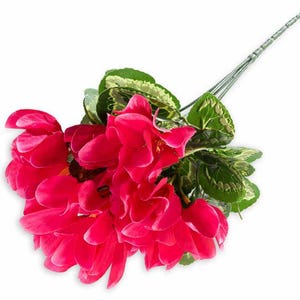 Könnte beinhalten: Ein Strauß künstlicher rosa Blumen mit grünen Blättern. Die Blumen sind in einer Traube angeordnet und haben ein realistisches Aussehen.