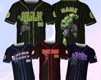 Op de afbeelding: Honkbalshirts met superheldenontwerpen. De zwarte shirts hebben krijtstrepen en tonen Hulk, Captain America, Iron Man en Black Panther. Elk shirt heeft de naam van het personage en het nummer "00". De afbeelding zegt ook "CUSTOM ANY REQUESTS / MANY SIZES AVAILABLE" en "CHOOSE YOUR FAVORITE CHARACTERS".