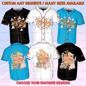 Pu&ograve; includere: Sei maglie da baseball a maniche corte in nero, bianco e blu brillante. La parte anteriore presenta il logo e il testo Toy Story. Il retro mostra un'illustrazione di gruppo di vari personaggi. Il testo CUSTOM ANY REQUESTS / MANY SIZES AVAILABLE &egrave; in alto.